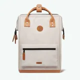 Mochila Cabaia modelo Adventurer Arequipa, color beige con detalles en cuero marrón. Cuenta con sistema MOLLE, compartimento acolchado para tablet o PC, correa para sujetar a la maleta y tirantes acolchados antitranspirantes.