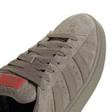 Championes Adidas Campus 00s de perfil bajo, color marrón topo confeccionados en gamuza, con las clásicas tres tiras laterales en tono sobre tono, cordones anchos y suela de caucho texturizada.