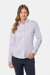 Camisa de manga larga entallada, confeccionada en una mezcla de algodón, poliéster y spandex. Presenta cuello clásico, cierre frontal con botones al tono y puños abotonados.