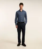 Camisa de vestir masculina corte slim, color azul acero, con cuello inglés, manga larga y cierre frontal con botones. Confeccionada con tecnología Easy Care que aporta elasticidad y secado rápido.