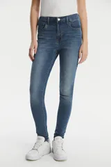 Jeans de tiro alto Levi's 720 High Rise Super Skinny, color azul, de calce ajustado en cadera y muslos, pierna súper ajustada y denim stretch.