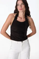 Top negro de cuero con cuello halter y espalda descubierta.