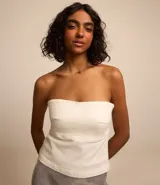 Top strapless color crema, de sarga de algodón y elastano, con cierre lateral de cremallera.