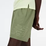 Short deportivo verde oliva de poliéster con tecnología NB Dry, cintura elástica con cordón de ajuste y bolsillos laterales.