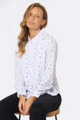 Camisa blanca con estampado de hojas en color gris, de manga larga y corte clásico.