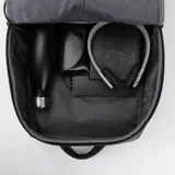 Mochila negra de poliéster impermeable, con capacidad de 22 litros y espacio para portátiles de hasta 17,3 pulgadas. Tiene 4 bolsillos interiores (2 con cremallera), 2 espacios interiores para botellas de agua, llavero interior, espacio para Baleine Card y cinturón para valija en la parte trasera.