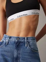 Pantalón de jean azul de corte recto y talle alto.