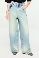 Pantalón de denim de tiro alto, corte wide leg y lavado claro con efecto desgastado. Cuenta con diseño de cinco bolsillos y presillas para cinturón.