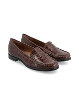 Mocasines de cuero con textura de cocodrilo en color marrón chocolate, con diseño clásico de antifaz y suela plana de goma negra.