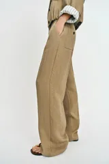 Pantalón recto de tiro bajo en color verde militar, con nervios marcados en la parte delantera, bolsillos frontales y cierre con cremallera, botón interior y ganchos.