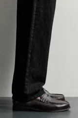 Mocasín de vestir para hombre confeccionado en piel con acabado abatanado, de color marrón. Cuenta con detalle de antifaz en el empeine, horma redonda, plantilla interior de piel y suela a contraste con ligero tacón.