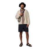 Short negro de Columbia para hombre, con tecnología Omni-FREEZE de enfriamiento activado por transpiración, cintura ajustable con ceñidor interior, bolsillos para las manos, bolsillos posteriores y bolsillo de seguridad con cremallera.