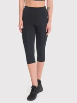 Calza deportiva tipo capri de tiro alto, confeccionada en tejido elástico con ajuste regular y diseño liso.