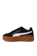 Championes Puma modelo Club II Era Platform Wns, color blanco con detalles en negro y suela plataforma de goma marrón.
