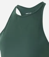 Musculosa deportiva de microfibra perforada en color menta, con escote alto, diseño de espalda nadadora y corte holgado.