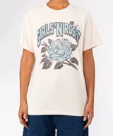 Camiseta de algodón color rojo oscuro con lavado especial, cuello redondo y manga corta. Presenta un estampado frontal con la frase "GIRLS'N ROSES" en tipografía curva y una rosa grande en el centro.