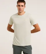 Remera deportiva color verde claro, de corte regular, con cuello redondo y mangas cortas. Presenta un pequeño estampado con letras en el pecho y un recorte en la espalda.