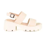 Sandalias color crema con plataforma y taco ancho, tiras anchas sobre el empeine y tobillo con hebilla ajustable.