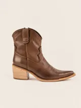 Bota texana de cuero color marrón chocolate, con taco cuadrado de madera, puntera fina y sutiles costuras decorativas en el empeine y laterales.