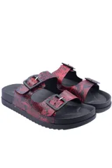 Sandalias con estampado animal print en tonos rojo y negro, con doble tira y hebillas ajustables.