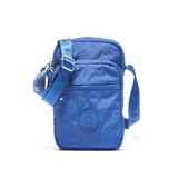 Bandolera pequeña color azul, confeccionada en material textil con acabado arrugado. Cuenta con un compartimento principal con cierre, un bolsillo frontal con cierre, correa ajustable con logo grabado y parche circular con el logo de la marca en el frente.