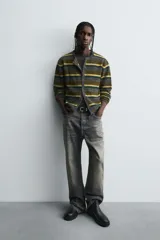 Bota tipo Chelsea fabricada en piel, con diseño de parte superior lisa, piezas elásticas laterales y tirador trasero. Presenta horma redonda y suela con volumen y piso track.