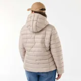 Anorak acolchado impermeable de color beige, con diseño capitoné de líneas horizontales, capucha incorporada y cierre frontal de cremallera.