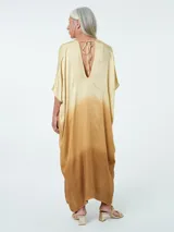 Vestido kaftan largo color dorado con efecto degradado.