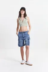 Top corto a rayas verticales verdes y blancas, con escote en V y elástico en la espalda.