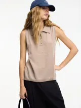 Chaleco color beige de cashmere con cuello polo y botones.