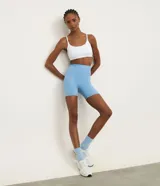 Bermuda deportiva tipo ciclista color celeste, de tiro alto y ajuste ceñido al cuerpo.