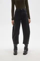 Pantalon de jean estilo barrel con efecto lavado, de tiro medio, con bolsillos laterales y traseros.