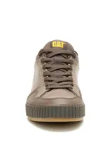 Sneakers Caterpillar modelo Axiom de color marrón, confeccionados en cuero encerado desgastado con cordones al tono y suela de goma texturizada. Presentan detalles de la marca en el lateral y en la lengüeta.
