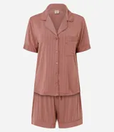 Pijama corto Lov de modal y elastano, color rosado con sutiles rayas verticales y acabado texturizado. Consta de una camisa de manga corta con cuello solapa, botones frontales y un bolsillo en el pecho, acompañada de un short con cintura cómoda.