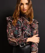 Blusa de chiffon con estampa paisley multicolor, cuello alto con volados, mangas largas y corte suelto.
