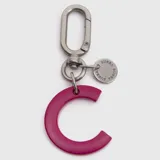 Llavero o charm de letra A en color fucsia, con mosquetón metálico y dije circular pequeño con la marca grabada.