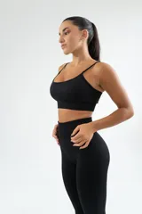 Top deportivo color ladrillo, con breteles finos y espalda deportiva.