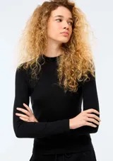 Blusa de cuello alto y manga larga, confeccionada en tejido acanalado de ajuste ceñido.