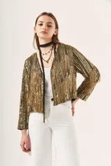 Saco corto dorado con bordado de lentejuelas y canutillos, escote en V y mangas largas.