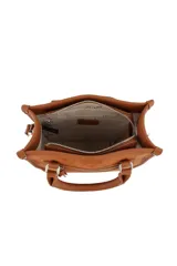 Cartera de mano Las Oreiro en color negro, con textura tipo gamuza, cierre frontal con bolsillo y correa ajustable extraíble.