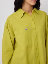 Camisa de manga larga color fucsia, confeccionada en algodón y lino.