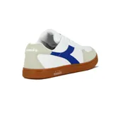 Championes urbanos Diadora modelo Helio Lifestyle, color blanco con detalles en azul y suela marrón.