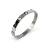 Pulsera rígida plateada de acero con cristales incrustados de circonia cúbica.