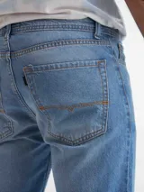 Pantalón de jean celeste de corte recto.