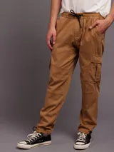 Pantalon tipo jogger cargo color marron, con cintura elastizada con cordon de ajuste, bolsillos laterales con solapa y puños elastizados en los tobillos.