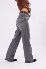 Jean wide leg gris deslavado de tiro alto, de corte holgado y pierna ancha con efecto fluido.