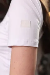 Remera baby tee gris de algodón con lycra, corte al cuerpo y mangas cortas.