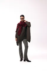 Pantalón tipo jean de corte slim con leve apertura en el bajo, confeccionado en tela de algodón con acabado en tono verde oliva.