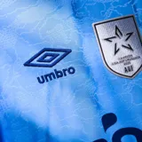 Camiseta de fútbol Umbro del Club Nacional de Football, edición especial celeste 2026. Diseño en color celeste con detalles en azul marino y blanco, con tejido jacquard inspirado en los 19 departamentos de Uruguay. Incluye el escudo del club, logo de Umbro, sponsors y emblemas oficiales en el frente.