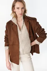 Chaqueta marrón de gamuza sintética con solapas, cierre frontal de botones y bolsillos laterales.